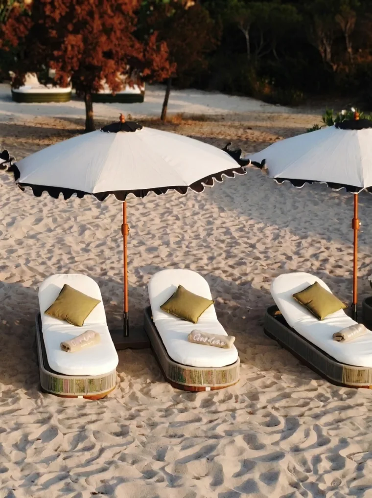 Postazione premium elegante con lettini e ombrellone a Liscia Ruja, Costa Smeralda